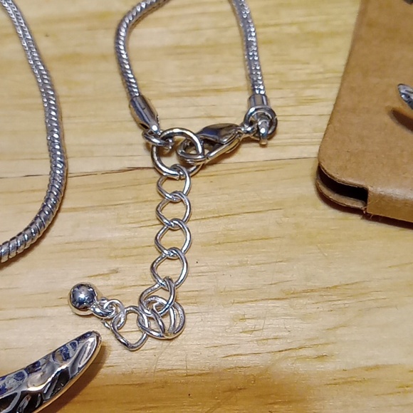 NEW Lucky You brand matching Starfish Earrings & Necklace silvertone. T1 - Picture 7 of 7